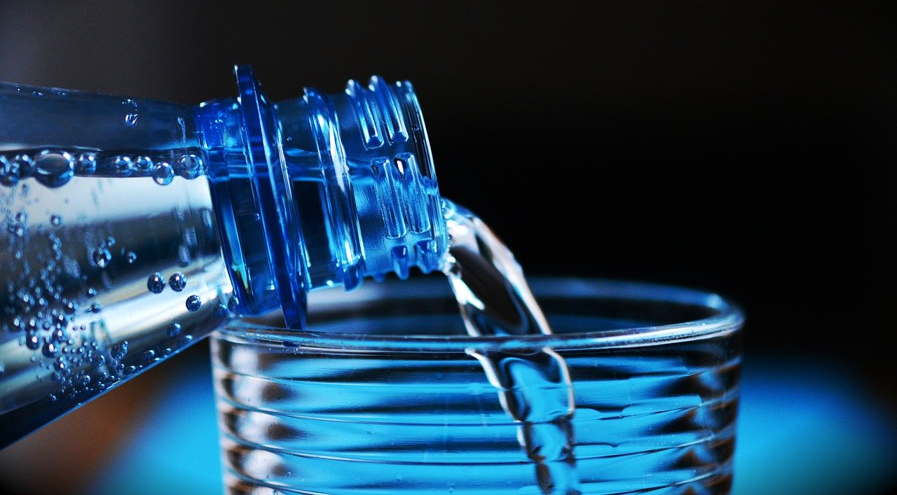 beneficios beber agua para deportistas